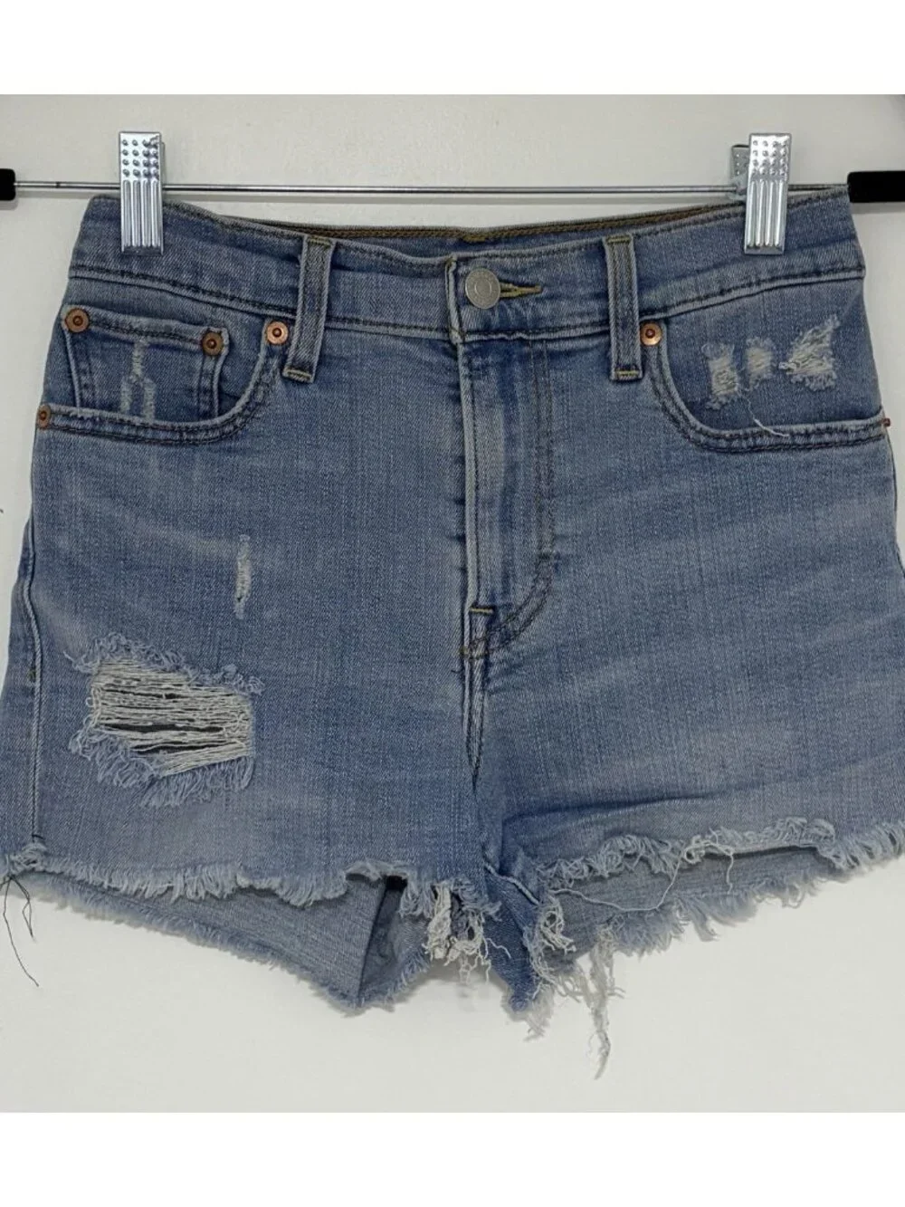 Levi’s Women’s Light Blue Denim Distressed Cut Off Raw Hem Shorts Size 25